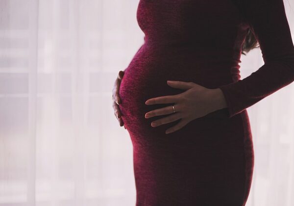 Łysienie w&nbsp;ciąży – jak sobie z&nbsp;nim poradzić?